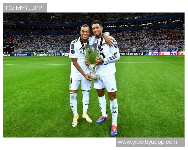 姆巴佩荣获欧洲金靴奖贝林厄姆晒全队合影祝贺兄弟荣耀时刻