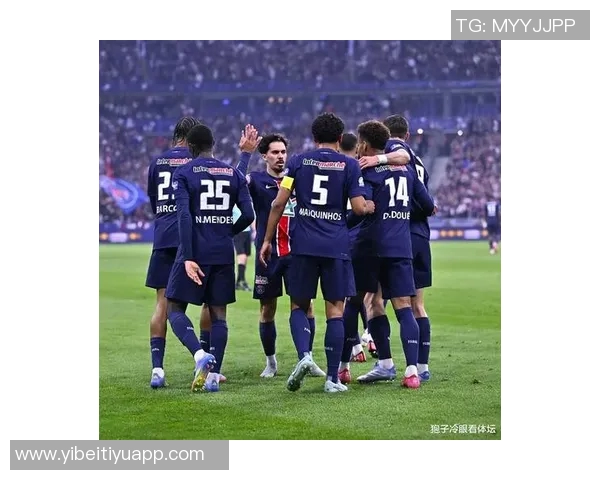 巴黎圣日耳曼球迷热烈庆祝李刚仁与阿什拉夫荣获大奖